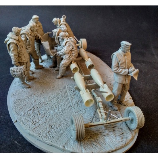 1/32 RAF Bomber Crew: 7 Figures, Bomb Trolley w/Ordnance & Base