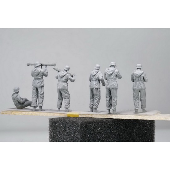 1/35 German 88mm Gun Flak 36 w/Anti-aircraft Artillery Crews (1 kit & 6 figures)