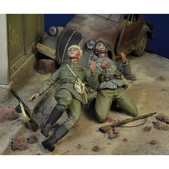 1/35 Soviet Troopers Killed In Action, Berlin 45 (2 figures)