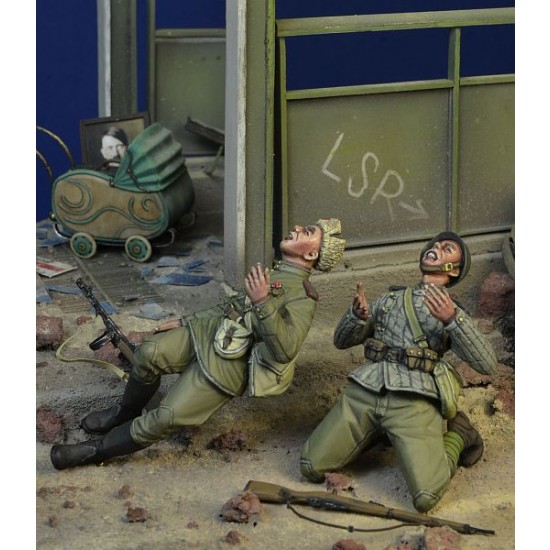 1/35 Soviet Troopers Killed In Action, Berlin 45 (2 figures)