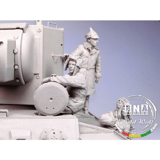 1/35 Soviet Tank Crew for KV-2, Winter 1939-1944 (3 Resin Figures)