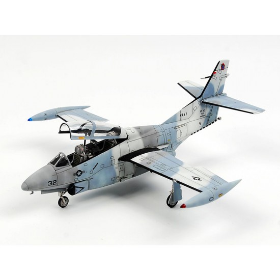 1/72 North American T-2C Buckeye TOP GUN