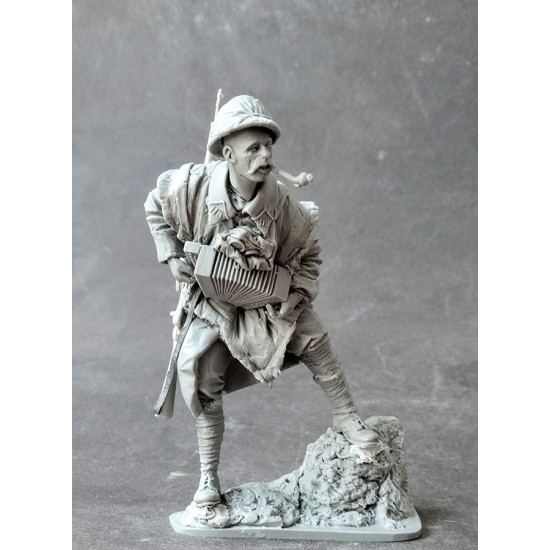 1/16 WWI French Infantryman Poilu Playing Accordion