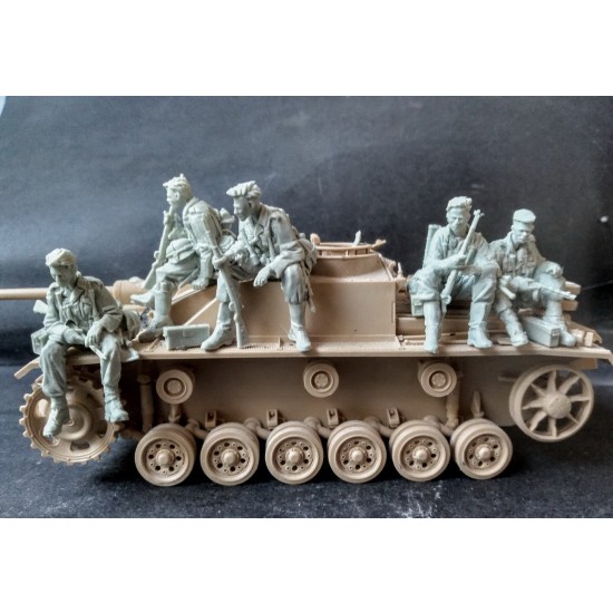 1/35 German Panzergrenadiers Riding on a StuG (left side set, 5 figures)