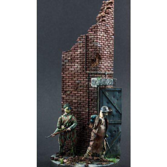 1/35 German Sniper & Scout in Street Fighting 1946 (diorama base & 2 figures)