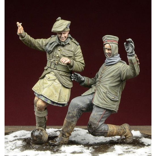 1/35 Infantrymen Playing Football in Christmas Truce 1914 (2 Figures)