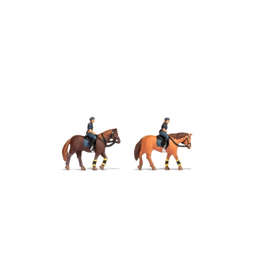 TT 1/120 Mounted Police (2 policemen riding horses)