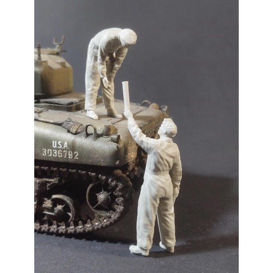 1/35 British Tanker Loading 75mm Ammo Set (2 figures)