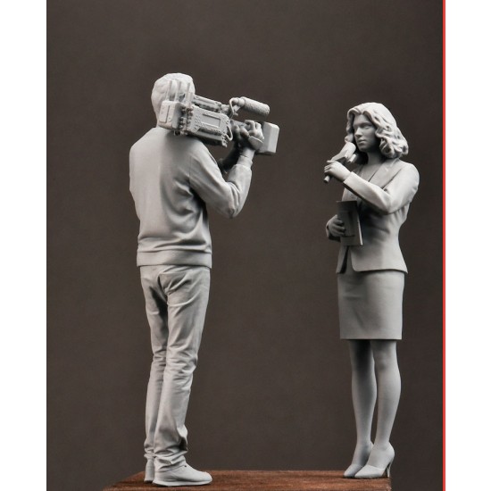 1/48 Modern Cameraman and Female Reporter (2 figures)