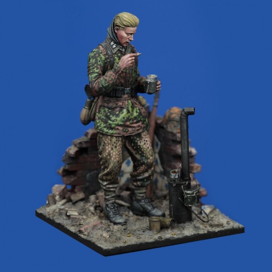 1/35 WWII German SS Soldier Eating (with Base)