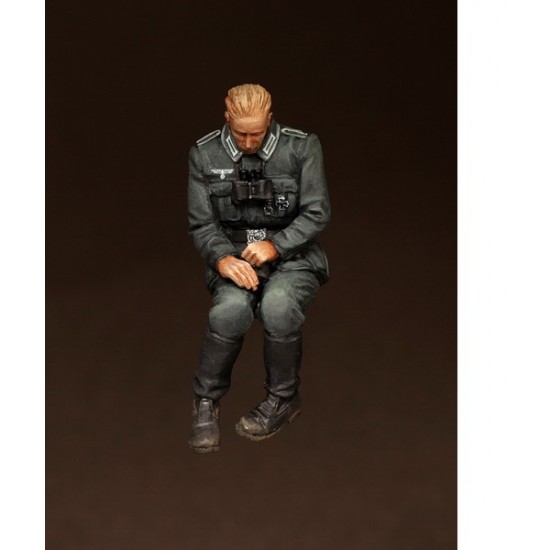 1/35 Sleeping German Feldwebel Panzergrenadier