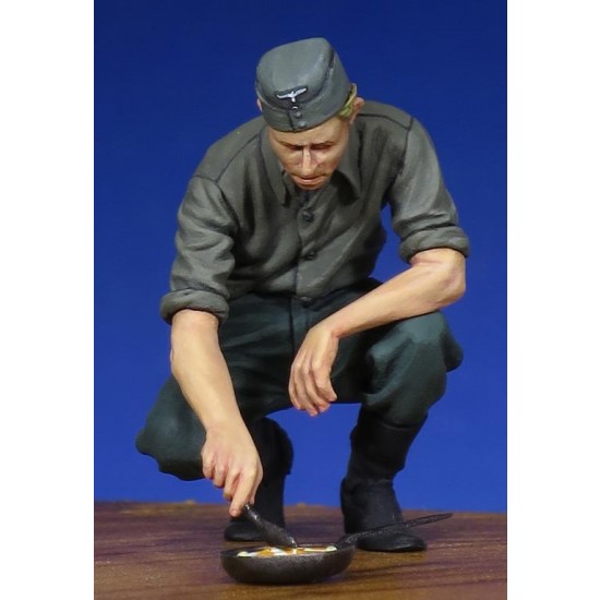 1/35 WWII German Cooking Soldier