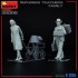 1/35 Refugees - Teachers Family (2 figures w/luggage)